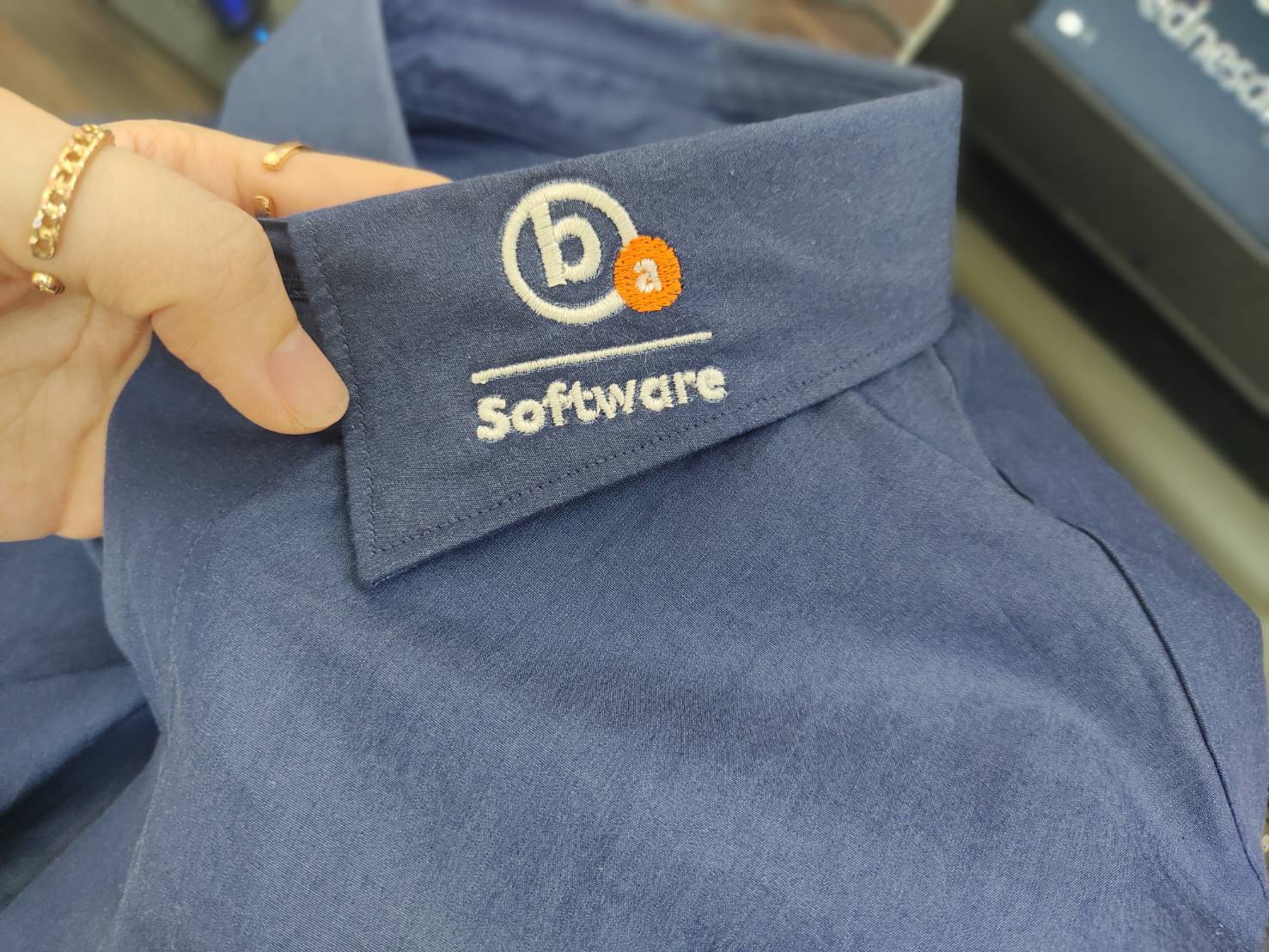 ปักคอเสื้อเชิ้ต