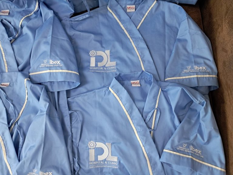 ปักเสื้อคลุมคนไข้