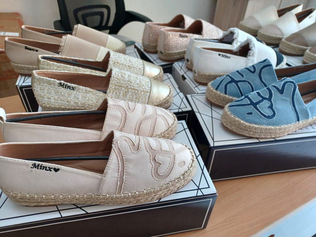 ปักรองเท้าลำลองผู้หญิง