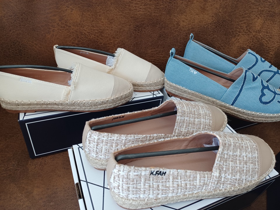 ปักรองเท้าลำลองผู้หญิง