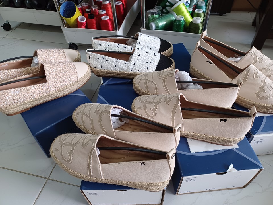 ปักรองเท้าลำลองผู้หญิง