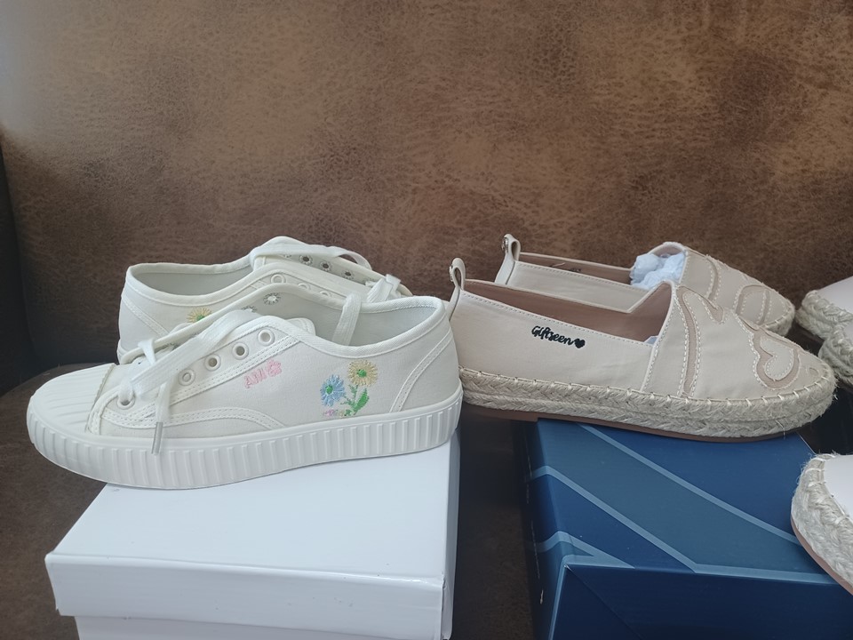 ปักรองเท้าผ้าใบผู้หญิง