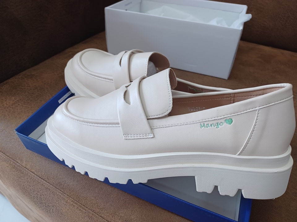 ปักรองเท้าคัทชูผู้หญิง