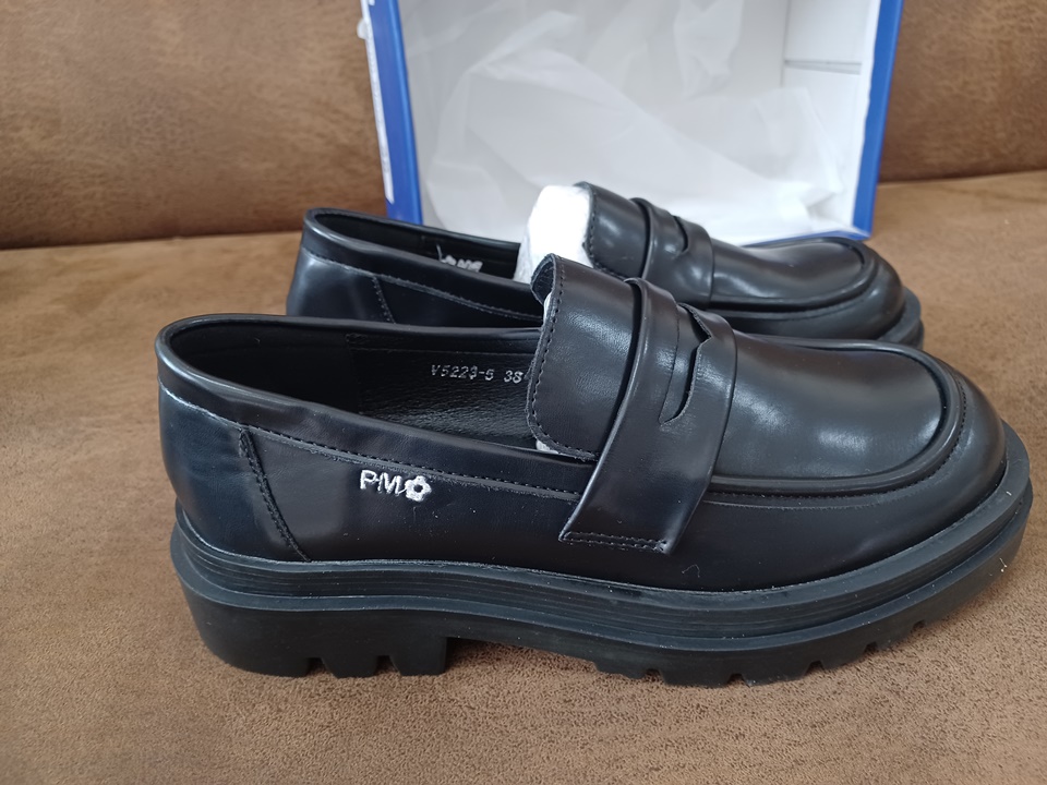 ปักรองเท้าคัทชูผู้หญิง