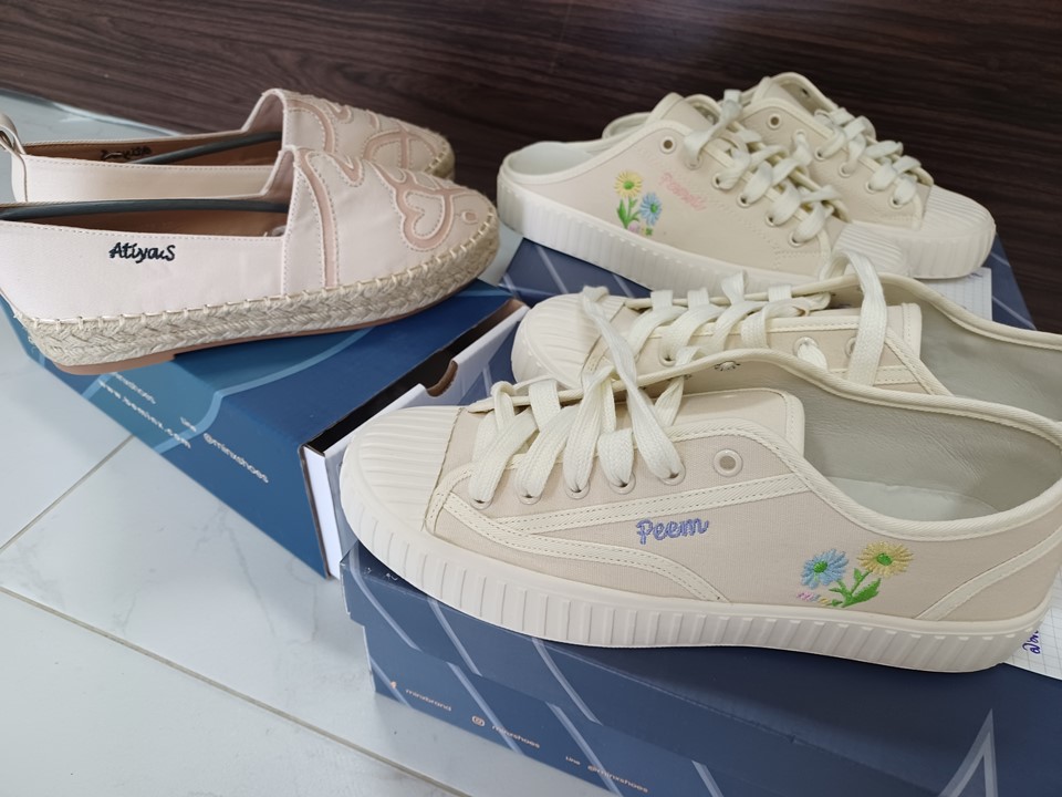 ปักรองเท้าผ้าใบผู้หญิง