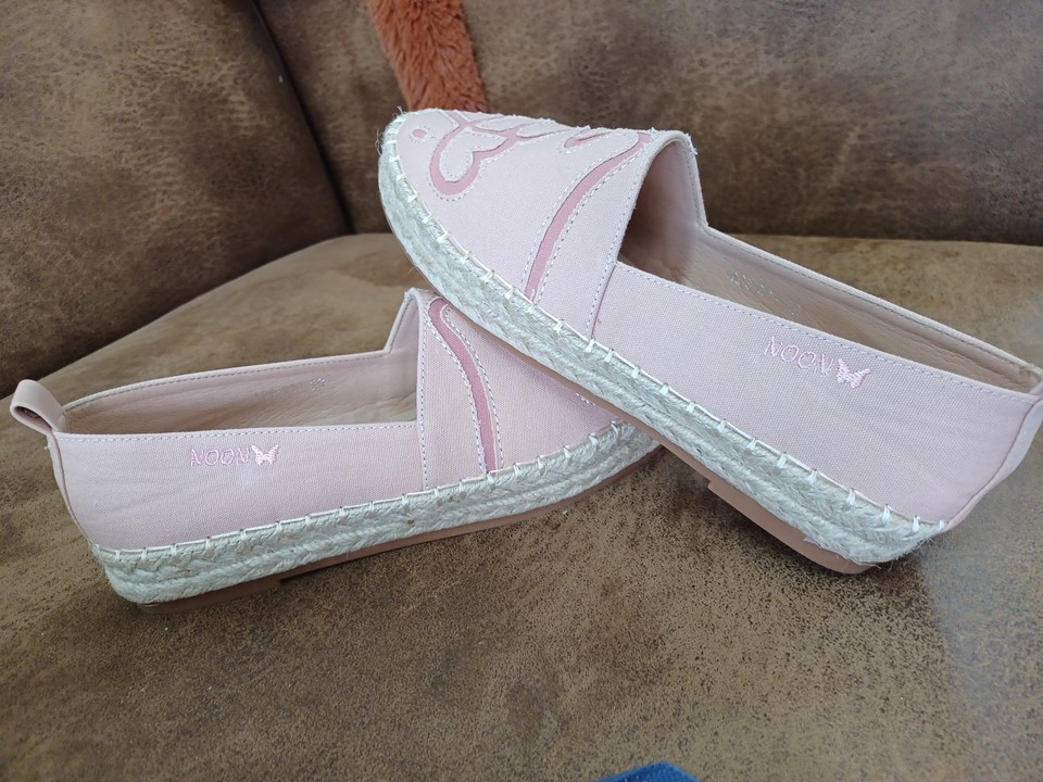 รับปักรองเท้าผู้หญิง