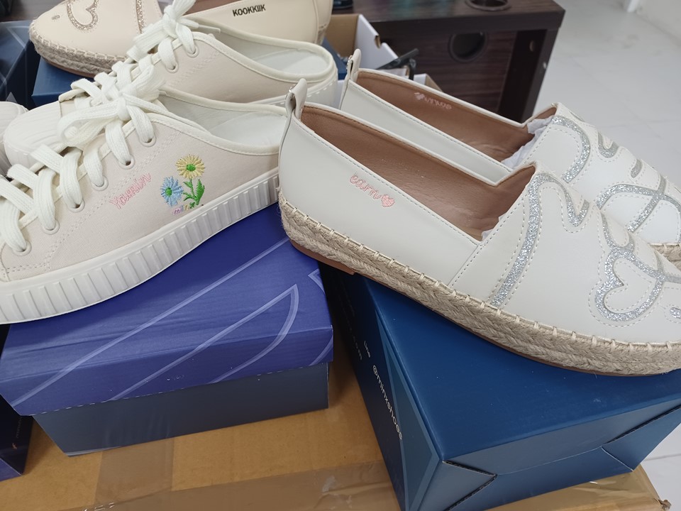 ปักรองเท้าผ้าใบผู้หญิง