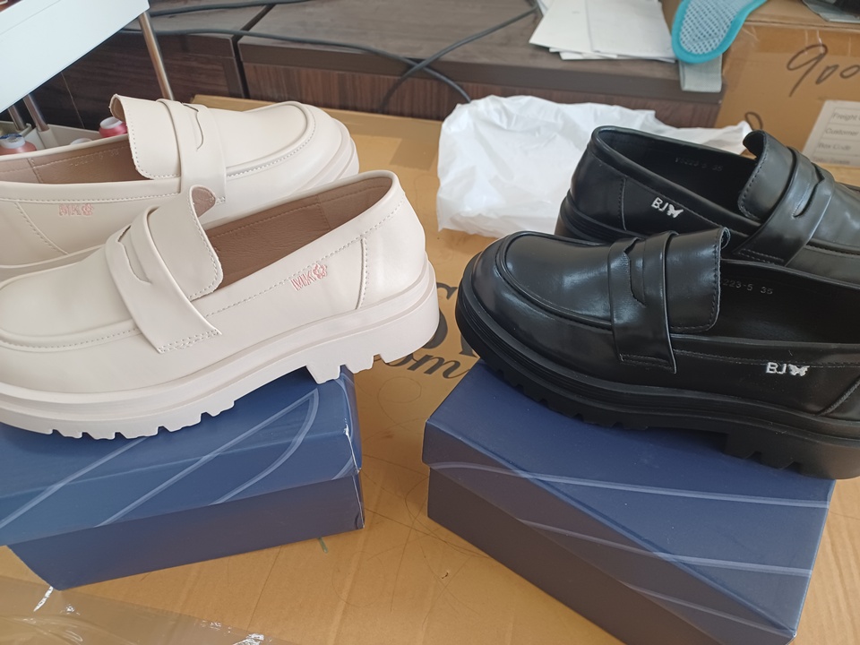 ปักรองเท้าคัทชูผู้หญิง