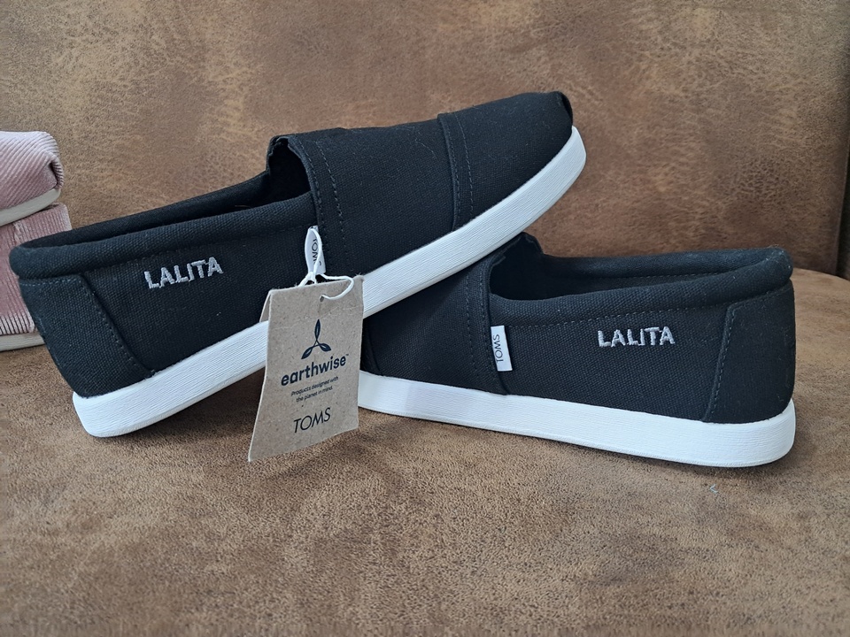 ปักรองเท้าลำลองผู้หญิง