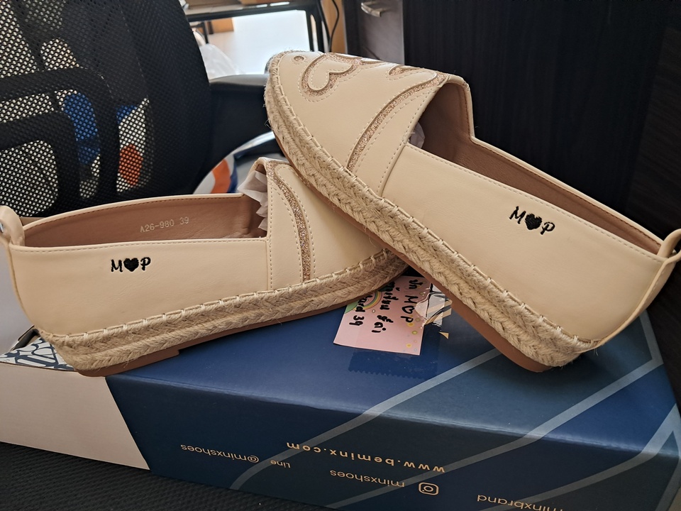 ปักรองเท้าลำลองผู้หญิง