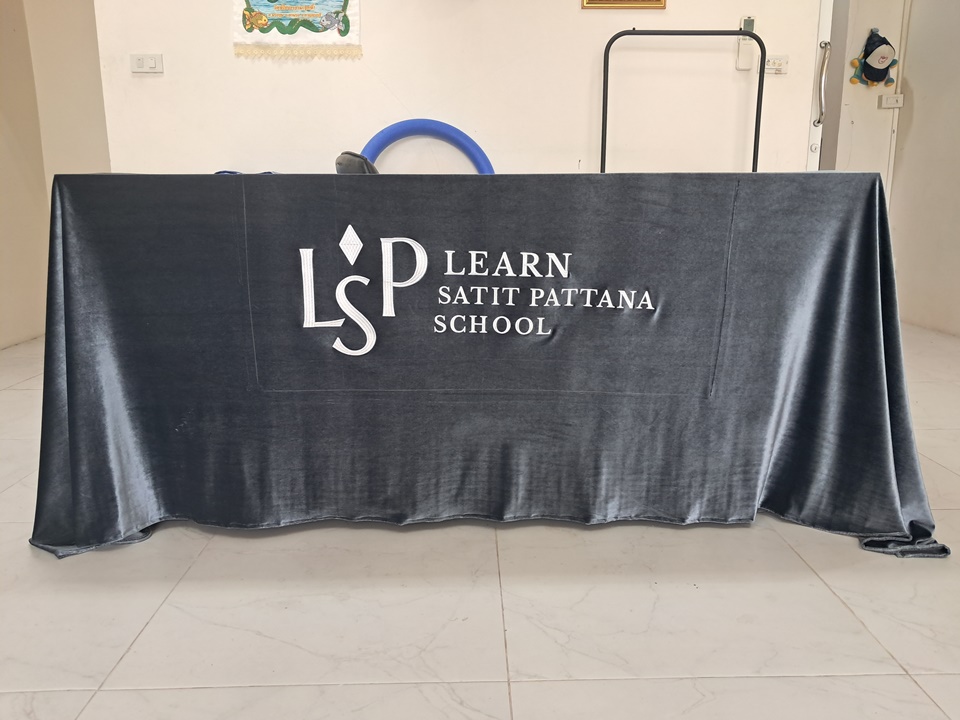 ปักผ้าปูโต๊ะ