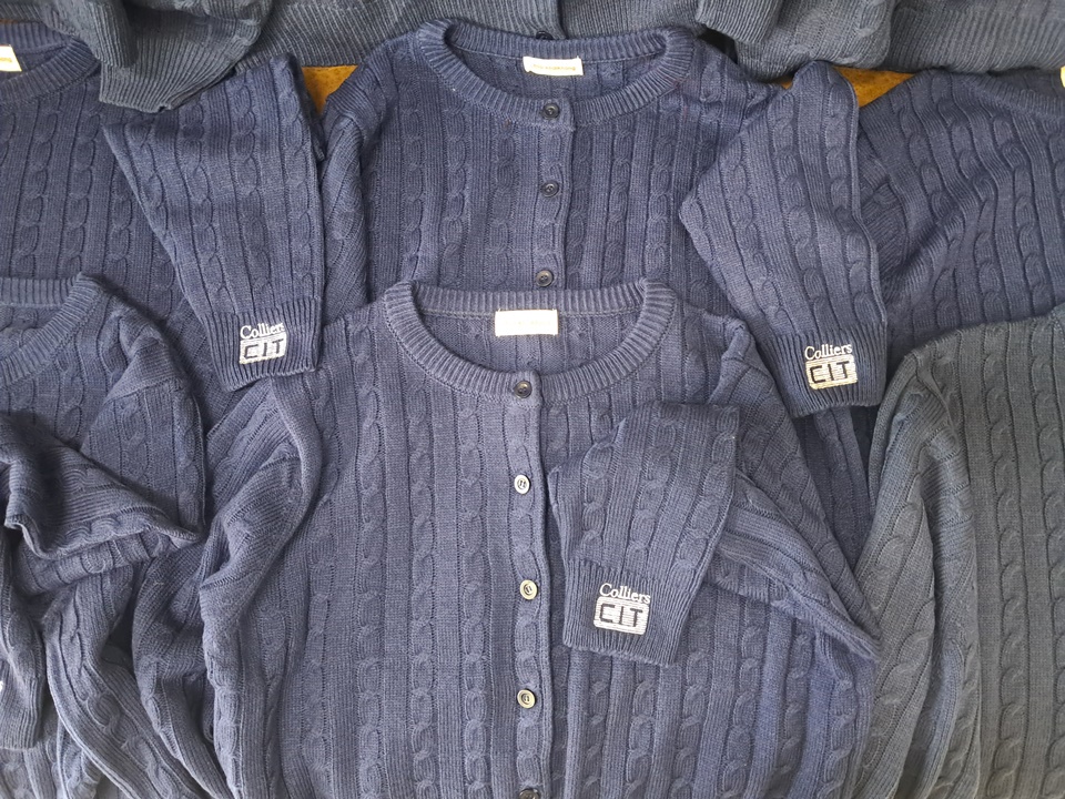 ปักปลายแขนเสื้อ