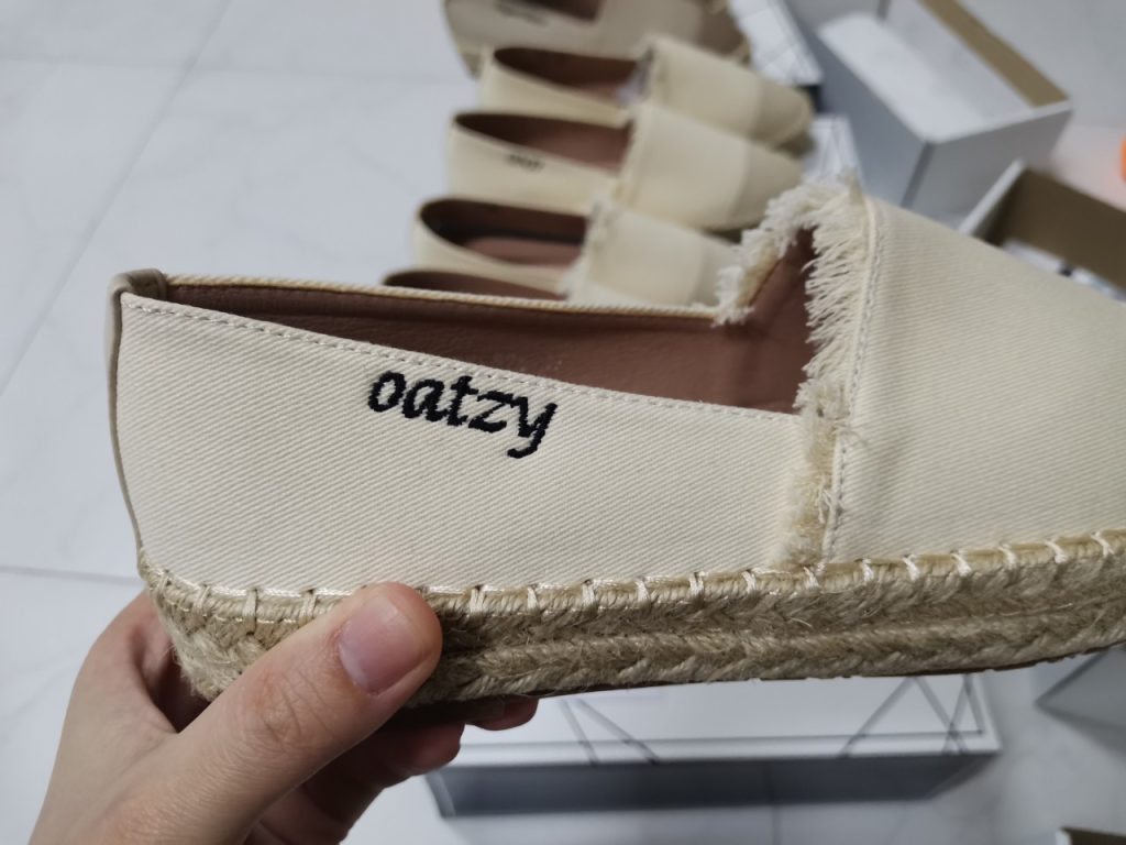 ปักรองเท้าลำลองผู้หญิง